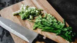 25 mẹo nhà bếp hay: sơ chế nhanh, nấu ngon, bảo quản lâu
