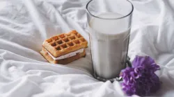Ăn gì để ngủ ngon? 10 thực phẩm hỗ trợ giấc ngủ và món dễ nấu