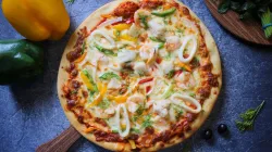 Cách làm pizza hải sản tại nhà: đế mềm, nhân tôm mực bé mê