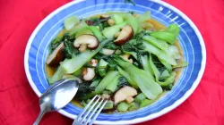Cải thìa xào nấm đông cô thịt cua: rau xanh giòn, sốt sánh ngọt