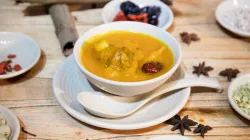 Canh bí đỏ bạch quả sườn non: ngọt thanh, giàu beta-caroten