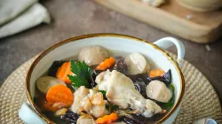 Canh gà lá quế: cách nấu thơm lạ miệng, nước trong, thịt mềm ngọt
