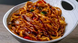 Mì xào kiểu Hồng Kông tại nhà: mì trứng om nấm và mì xào giòn