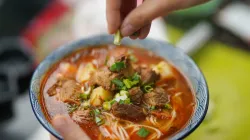 Nui nấu bò cay: cách làm nóng hổi, thơm sả cho ngày mưa