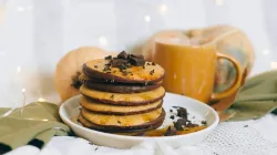Pancake bí đỏ Halloween: cách làm mềm xốp, trang trí ma quái