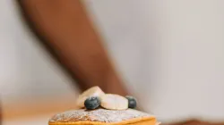 Pancake trà sữa trân châu đường đen: cách làm mềm xốp tại nhà