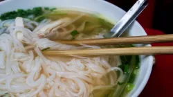 Phở gà buổi sáng: cách nấu nước dùng trong, thịt gà mềm ngọt