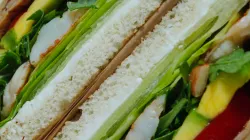 Sandwich kẹp chả tôm: bữa sáng nhanh gọn, đủ chất trong 20 phút