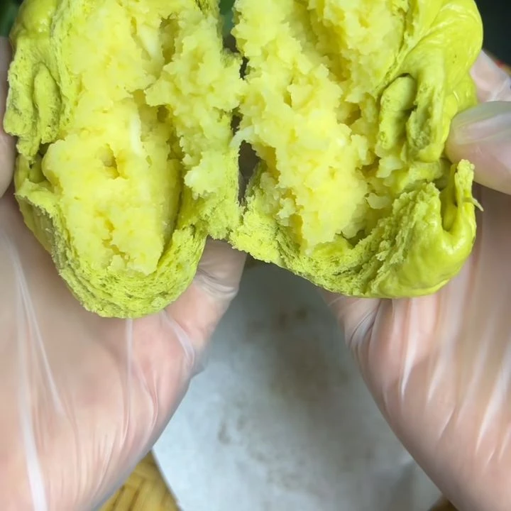 Bánh bao lá dứa nhân đậu xanh dừa