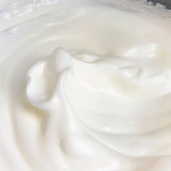 Lòng trắng đánh bông cứng