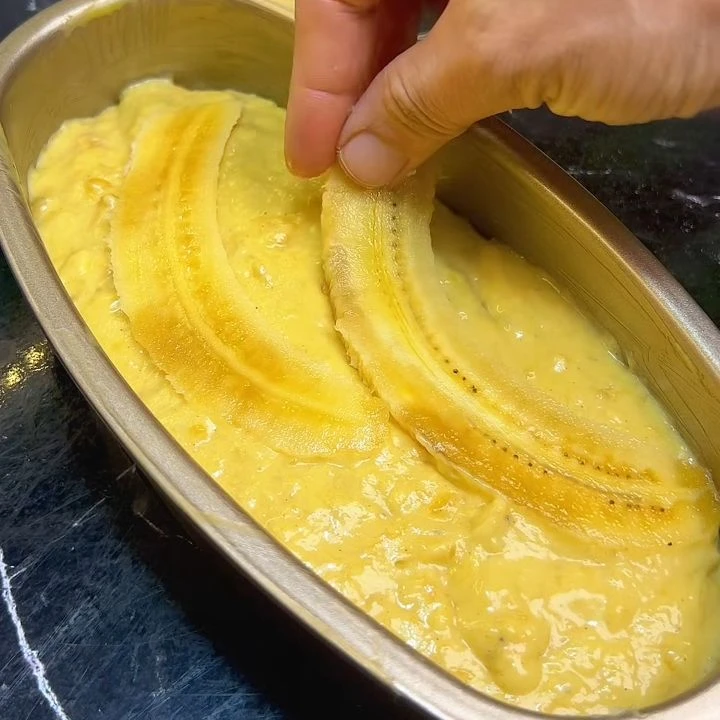 Đổ bột vào khuôn