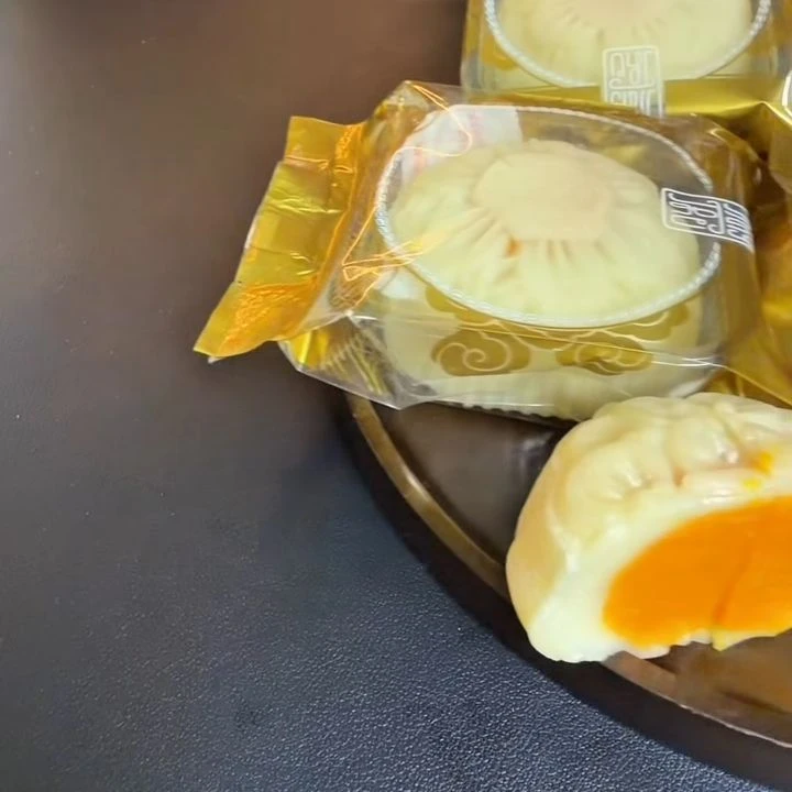 Bánh dẻo nhân kem trứng muối