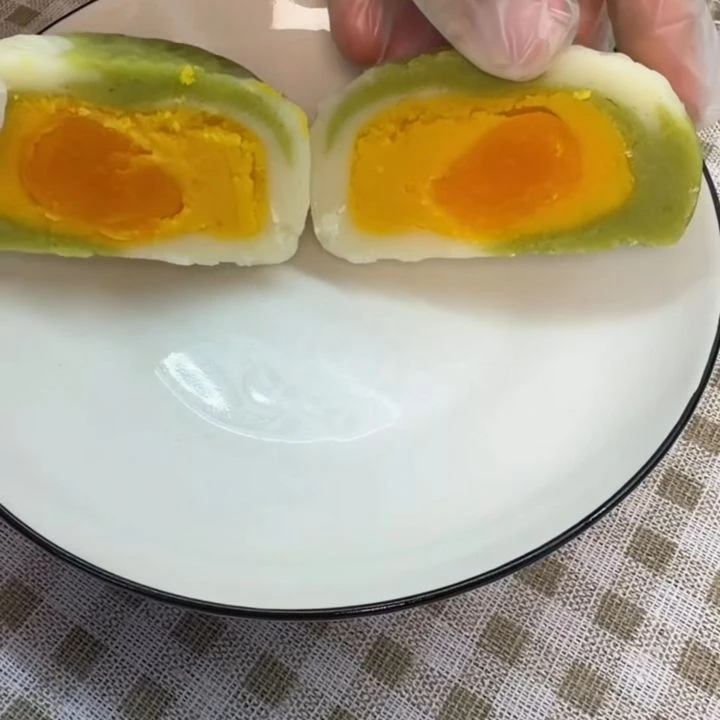 Bánh dẻo trà xanh nhân kem trứng muối