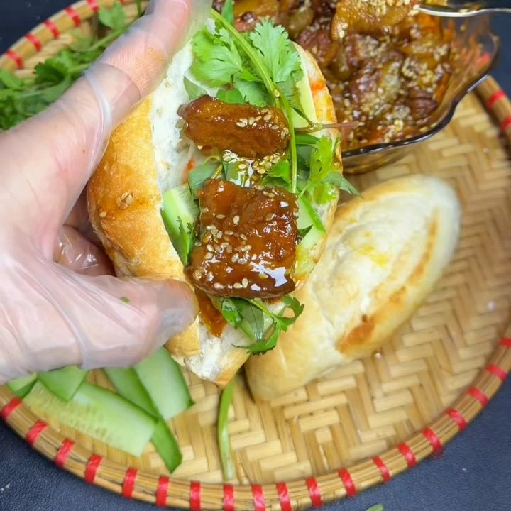 Kẹp thịt xíu vào bánh mì