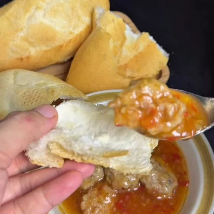Bánh mì xíu mại sốt cà chua