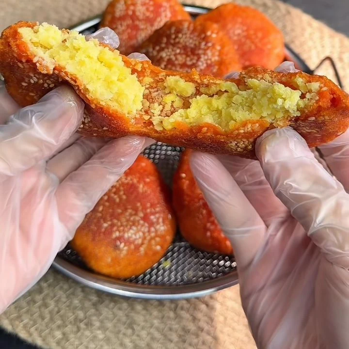 Bánh rán gấc nhân đậu xanh