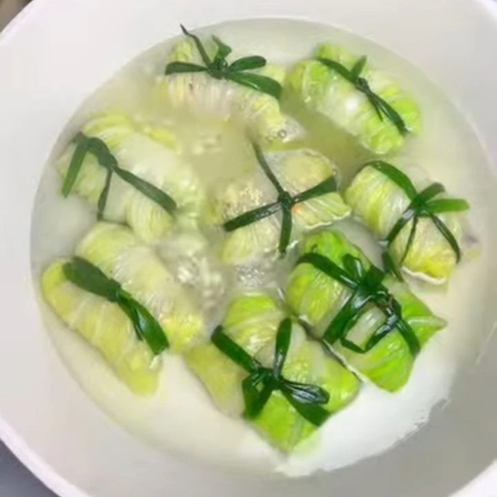 Xếp cải thảo cuốn thịt