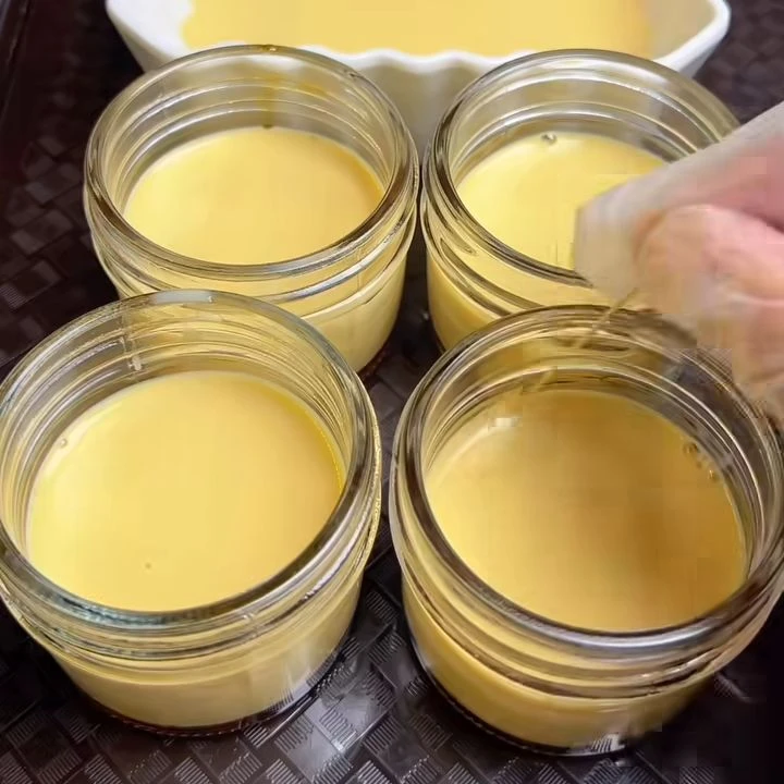 Rót hỗn hợp vào khuôn