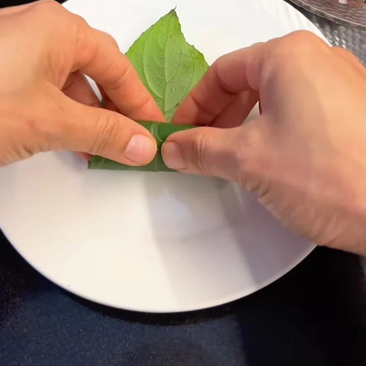 Cuộn chả lá xương sông
