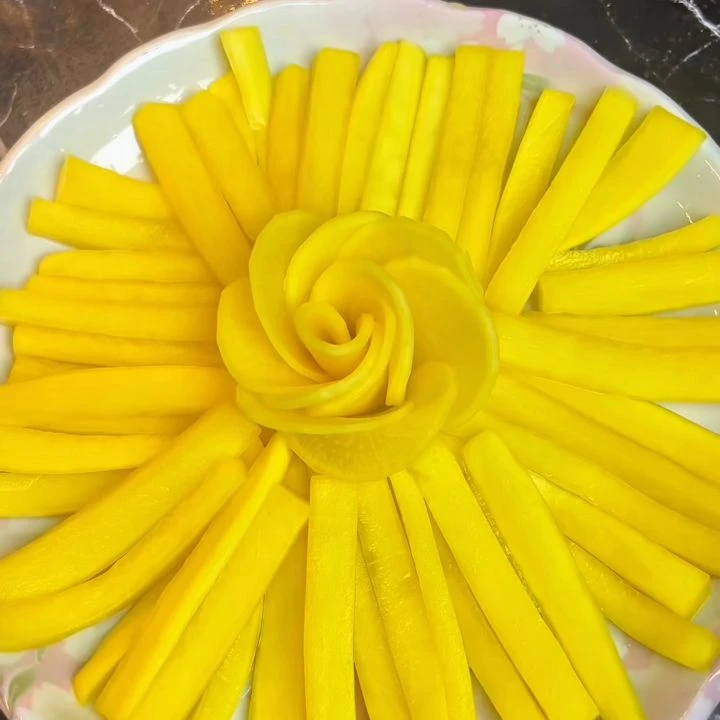 Củ cải ngâm chua ngọt màu vàng