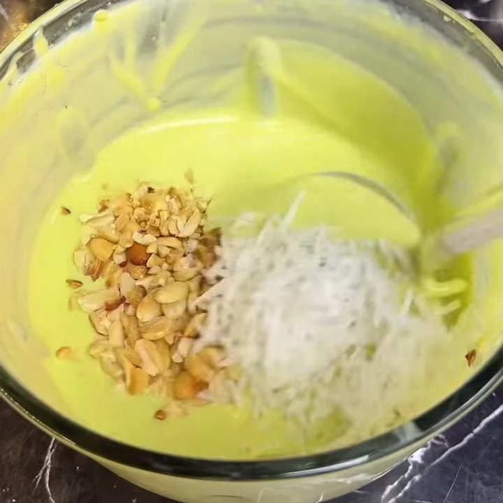 Trộn lạc dừa vào kem bơ