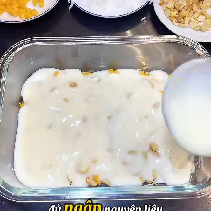 Xếp chuối mít vào khay