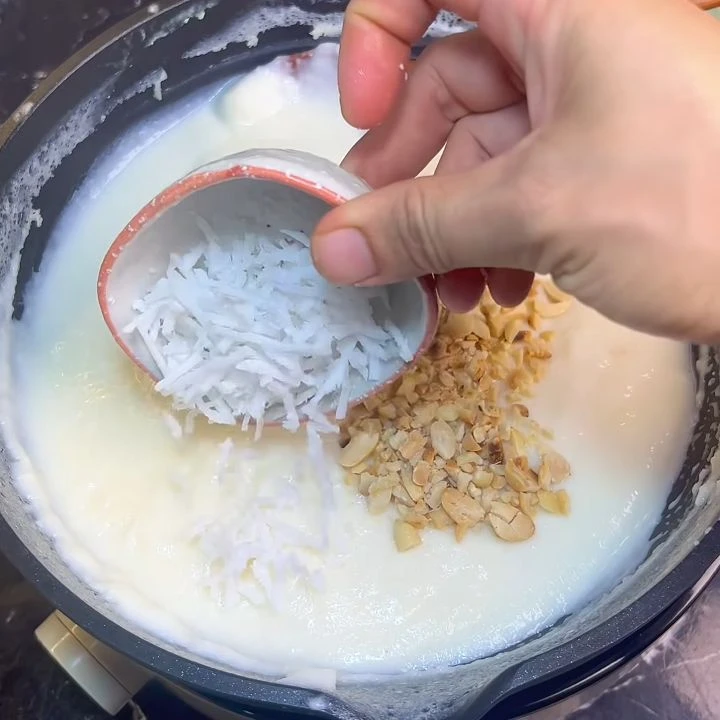 Trộn dừa sấy vào kem