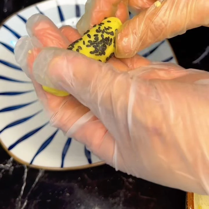Nặn kén lăn mè đen