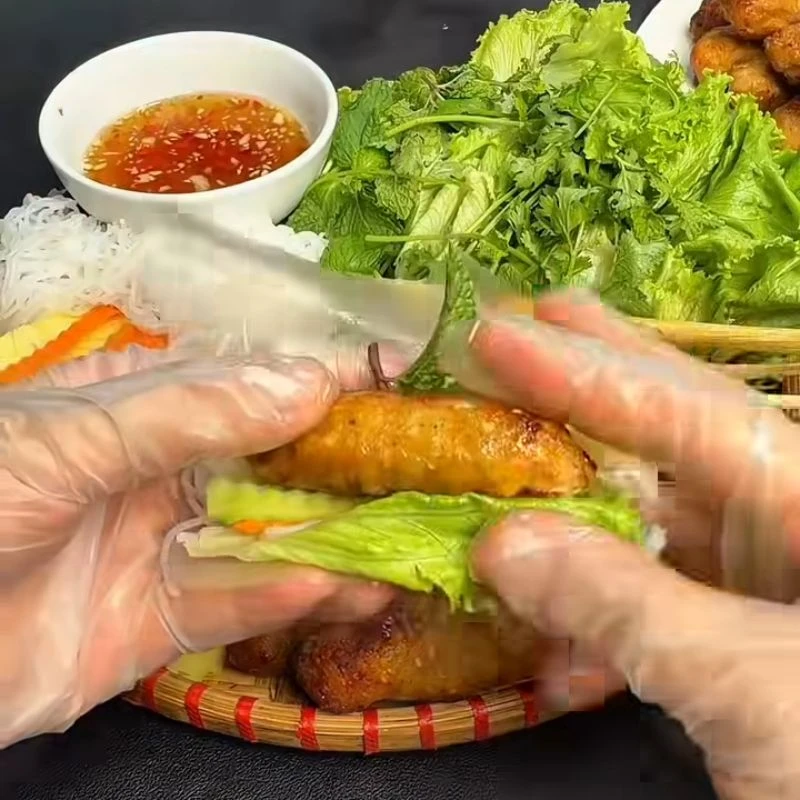 Cuốn nem lụi với bánh tráng, rau sống