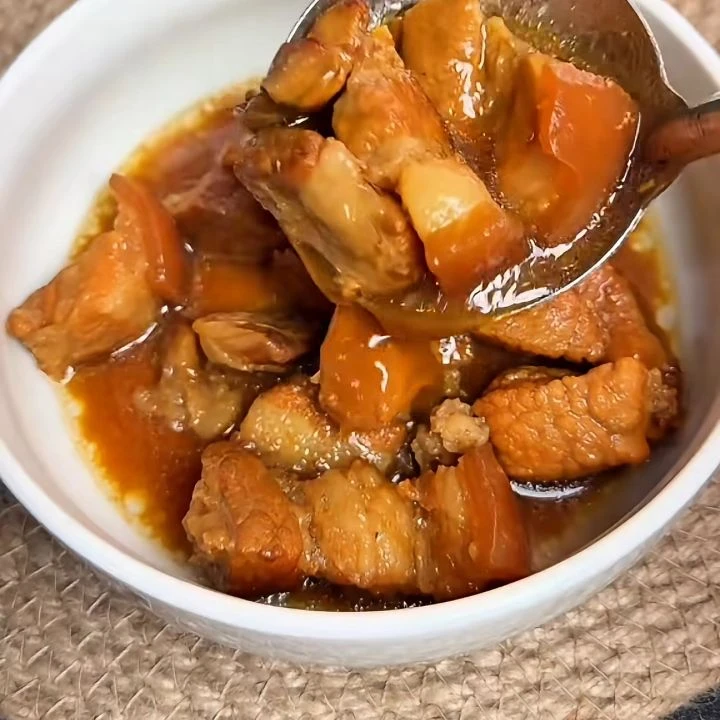 Thịt kho lên màu với nước màu dừa