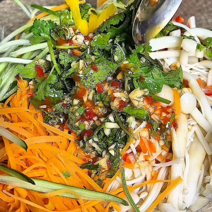 Trộn nộm với sốt chanh leo