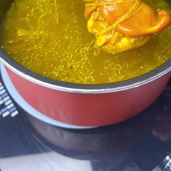 Nấu tai heo trong nước ủ muối