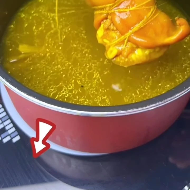 Ngâm tai heo trong nước ủ muối