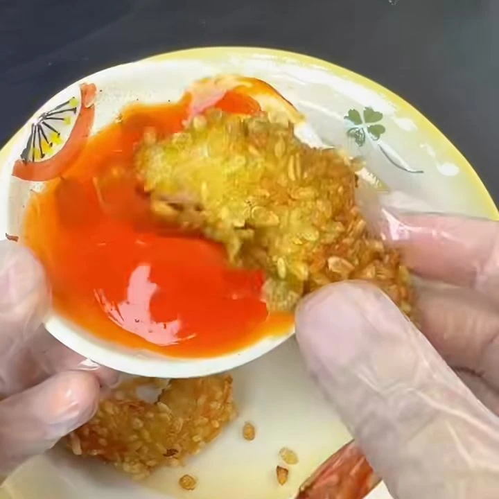 Tôm bọc cốm chấm tương ớt