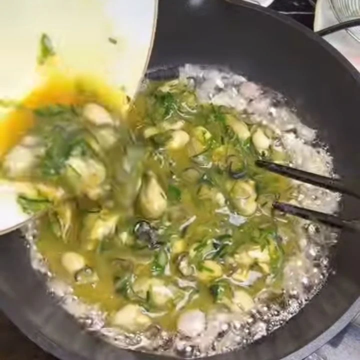 Chiên trứng ngải cứu