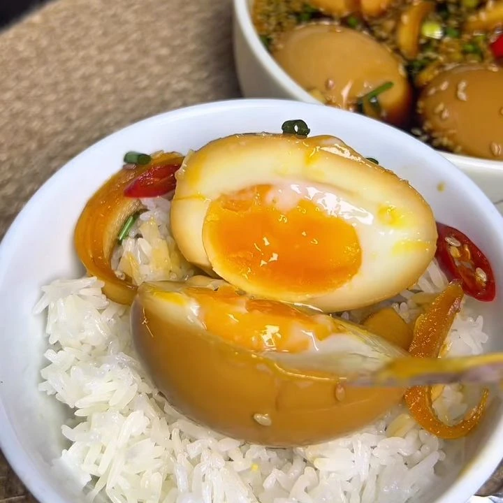 Trứng ngâm tương lòng đào