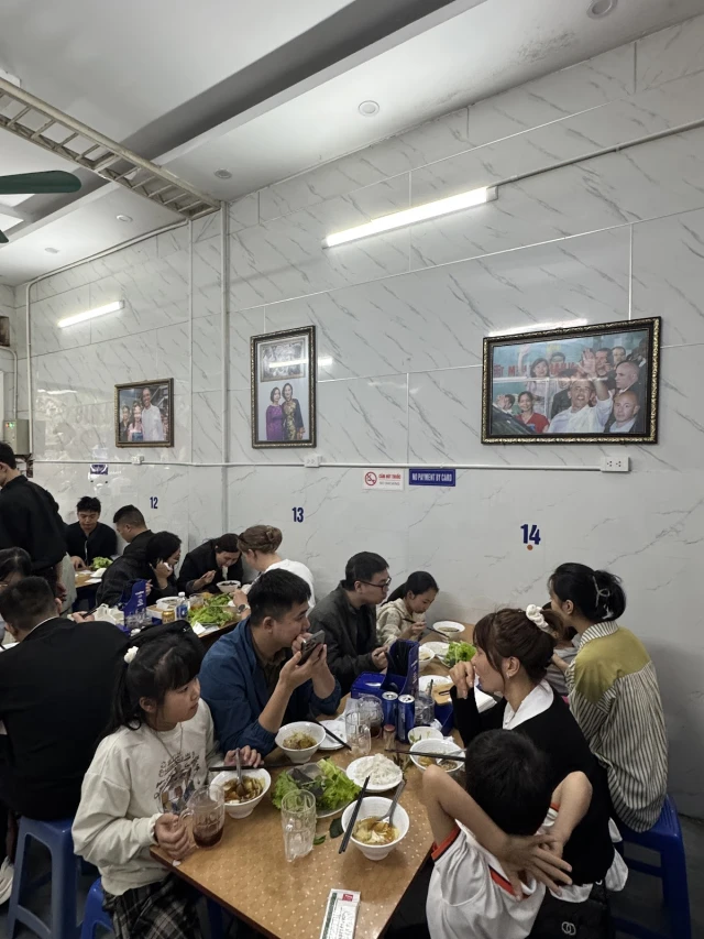 Bún chả Hương Liên - Lê Văn Hưu - không gian 1