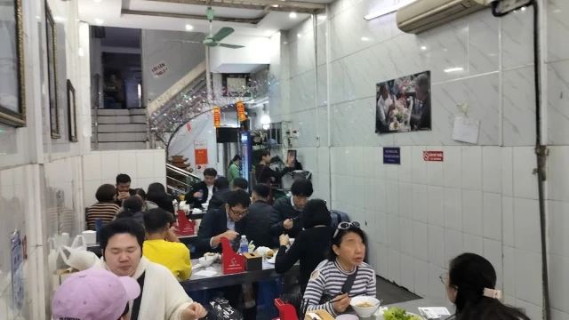 Bún chả Hương Liên - Lê Văn Hưu - không gian 4