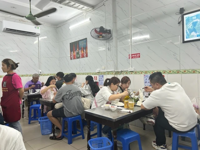 Bún chả Hương Liên - Lê Văn Hưu - không gian 6