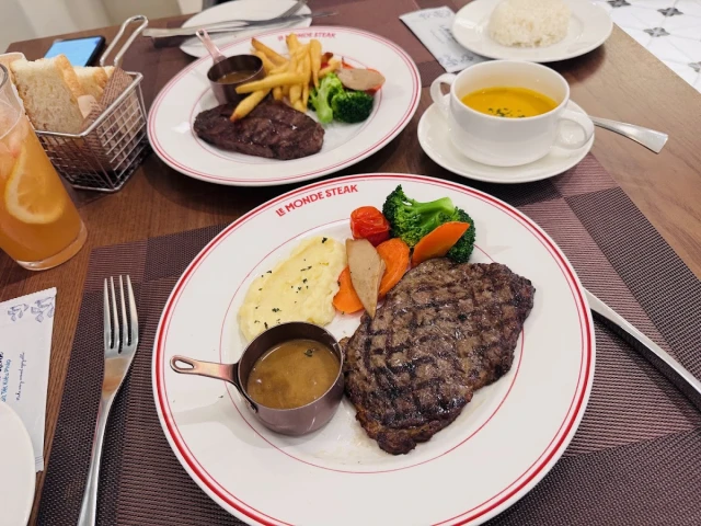 Le Monde Steak - Trung Hòa