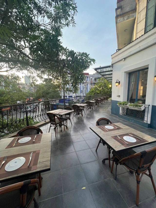 Le Monde Steak - Trung Hòa - không gian 1