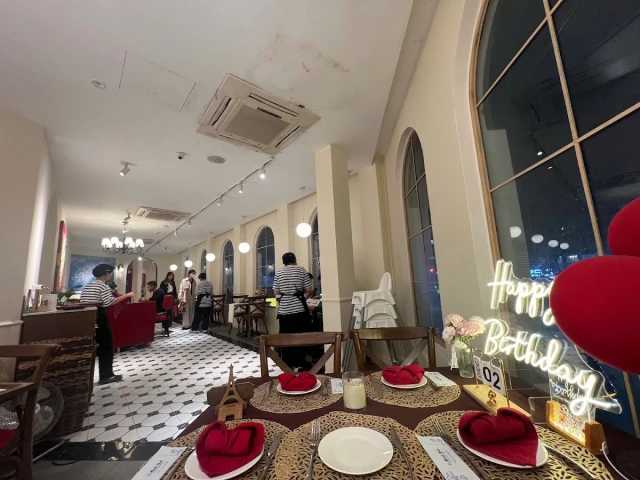Le Monde Steak - Trung Hòa - không gian 2
