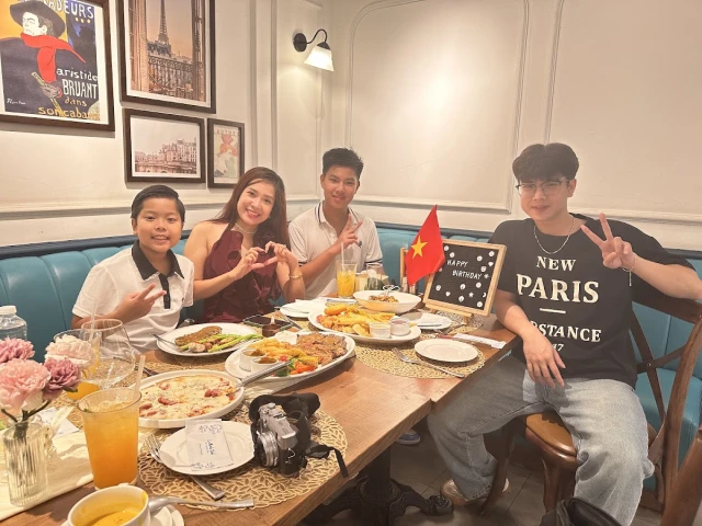 Le Monde Steak - Trung Hòa - không gian 3