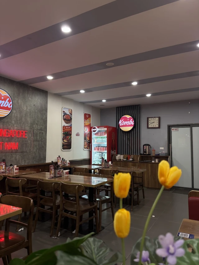 Kombo - Cơm Niêu Singapore - Lê Văn Thiêm - không gian 2
