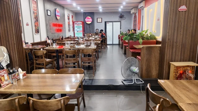 Kombo - Cơm Niêu Singapore - Lê Văn Thiêm - không gian 1