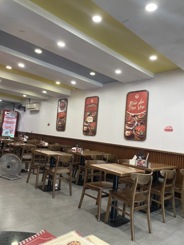 Kombo - Cơm niêu Singapore - Phạm Ngọc Thạch - không gian 2