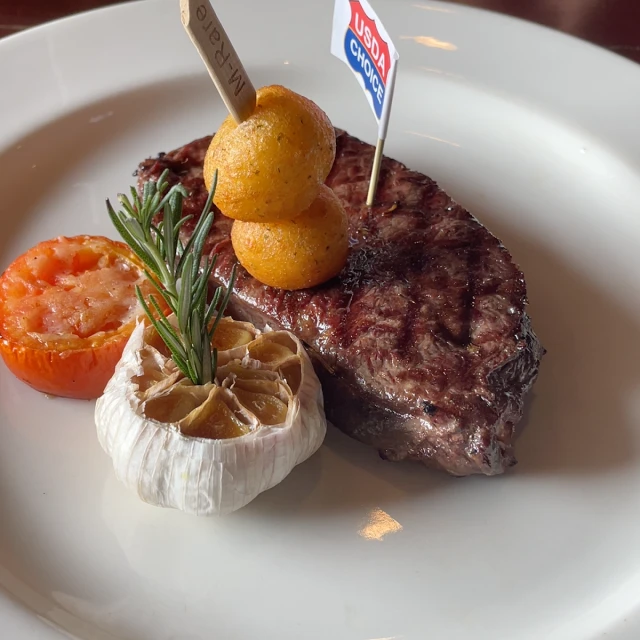 Moo Beef Steak - Nguyễn Khánh Toàn