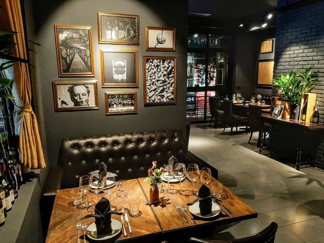 EMM’s French Bistro - Đỗ Quang - không gian 1
