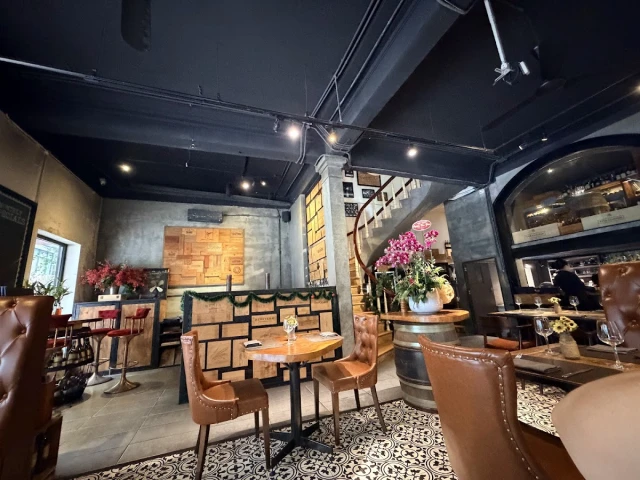 EMM’s French Bistro - Đỗ Quang - không gian 4