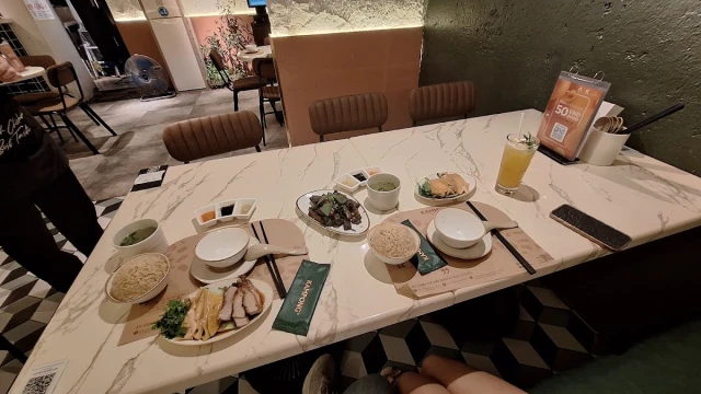 Kampong Chicken House – Cơm Gà Hải Nam - Trần Huy Liệu - không gian 2